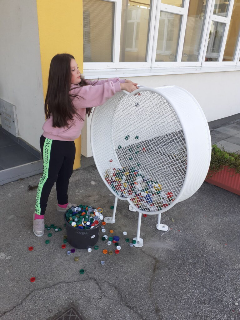 Ovih je dana pred samom školom postavljen spremnik za odlaganje plastičnih čepova kojeg naši učenici vrijedno pune. Još jedan će spremnik biti postavljen uz novo dječje igralište u virovskom parku.